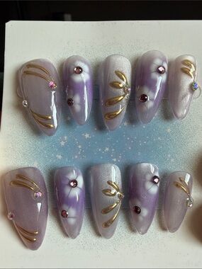 Lavender Pearl Gel Nail Set with Gold Accents